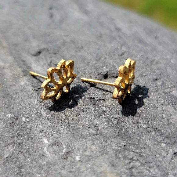💥LAST PAIR💥Golden Lotus Hollow Cut Zen Stud Earrings - Picture 6 of 7